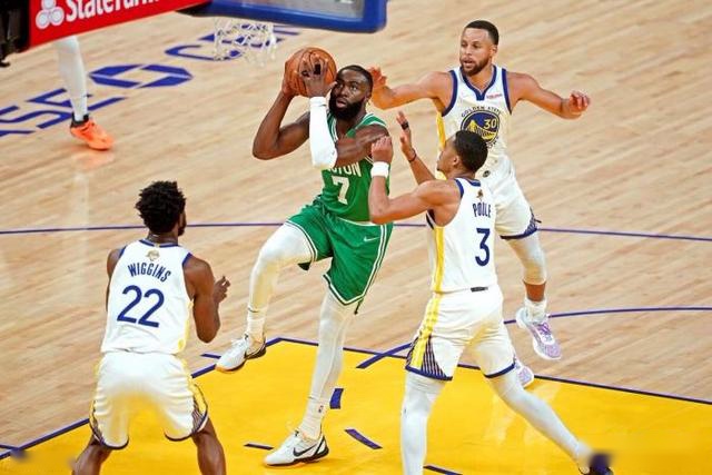 文班30+10帽马刺大胜 杜兰特43分太阳不敌活塞