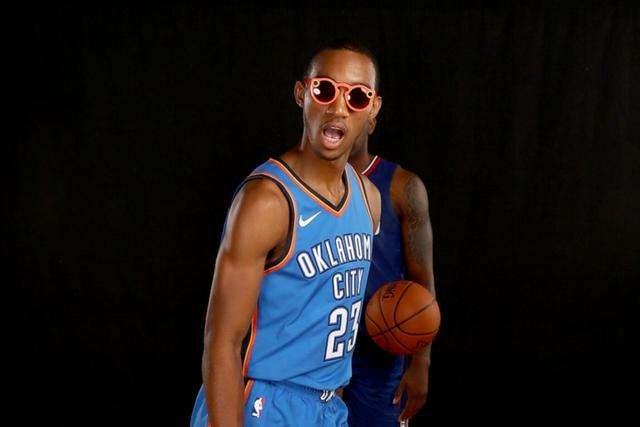 王哲林压哨3分绝杀上海险胜深圳 山东力克宁波